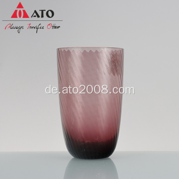 Vintage rot gefärbter Glasweinbecher Europäischer Goblet